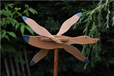Flugente Fluffty 2012:   Bei Wind drehen sich die Flügel und der Körper zeigt die Windrichtung an.  