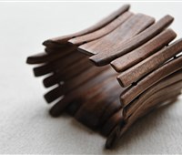Armband:    Dieses elegante Armband aus Nuß-Holz ist außergewöhnliches Accessoire zum s