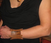 Armband:    Dieses elegante Armband aus Nuß-Holz ist außergewöhnliches Accessoire zum s