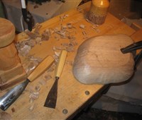 Schale Nussholz:    Handgeschnitzte Schale aus heimischem Nuss-Holz.    Durch die Maserung de