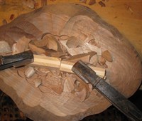 Schale Nussholz:    Handgeschnitzte Schale aus heimischem Nuss-Holz.    Durch die Maserung de