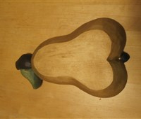 Schüssel Birne bunt:   Handgefertigte Schüssel aus Lindenholz, ein Hingucker für jede Wohnung und g