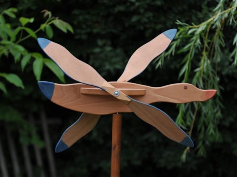 Flugente Fluffty 2012:    Bei Wind drehen sich die Flügel und der Körper zeigt die Windrichtung an.  