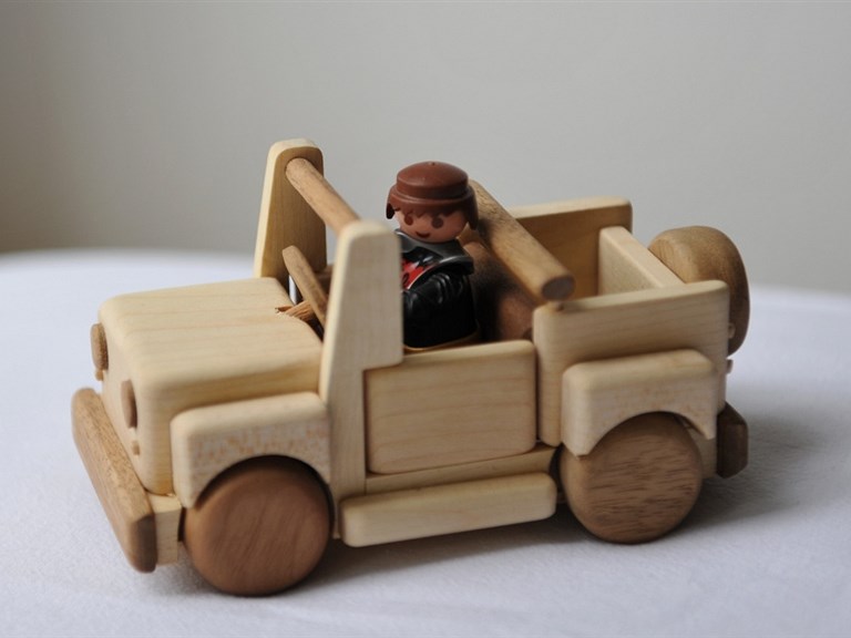 Jeepy, das Auto:       Ausgestattet mit Überrollbügel und groß genug um Spielzeugfiguren mitf