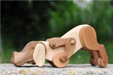 Hund Schnuffi:   Das Modell wird mit einem zerlegbaren Rundholzstab angeschoben.   Alle Tei