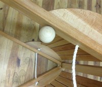 Klappbarer Sattelständer:    ein praktischer Sattelständer aus Holz, der auch optisch keine Wünsche offe