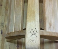 Klappbarer Sattelständer:    ein praktischer Sattelständer aus Holz, der auch optisch keine Wünsche offe