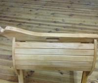 Klappbarer Sattelständer:    ein praktischer Sattelständer aus Holz, der auch optisch keine Wünsche offe