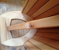 Wand-Sattelhalter:   Robuster Sattelhalter aus Vollholz  zur Montage an die Wand - für eine edle 