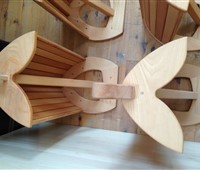 Wand-Sattelhalter:   Robuster Sattelhalter aus Vollholz  zur Montage an die Wand - für eine edle 