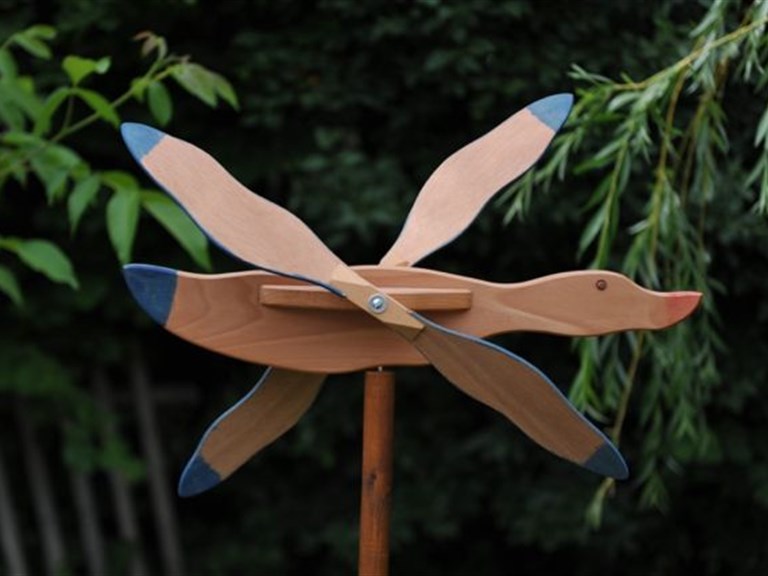 Flugente Fluffty 2012:   Bei Wind drehen sich die Flügel und der Körper zeigt die Windrichtung an.  