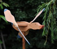 Flugente Fluffty 2012:   Bei Wind drehen sich die Flügel und der Körper zeigt die Windrichtung an.  