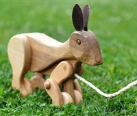 Hase Skipper:   Skipper wird an einer Schnur vorwärtsgezogen.    Alle Teile wurden in Hand