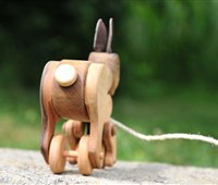 Hase Skipper:   Skipper wird an einer Schnur vorwärtsgezogen.    Alle Teile wurden in Hand