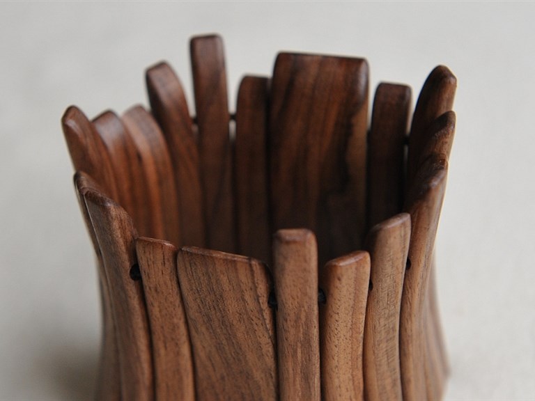 Armband:    Dieses elegante Armband aus Nuß-Holz ist außergewöhnliches Accessoire zum s