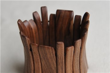 Armband:    Dieses elegante Armband aus Nuß-Holz ist außergewöhnliches Accessoire zum s