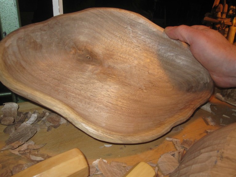 Schale Nussholz:    Handgeschnitzte Schale aus heimischem Nuss-Holz.    Durch die Maserung de