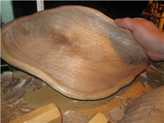 Schale Nussholz:    Handgeschnitzte Schale aus heimischem Nuss-Holz.    Durch die Maserung de