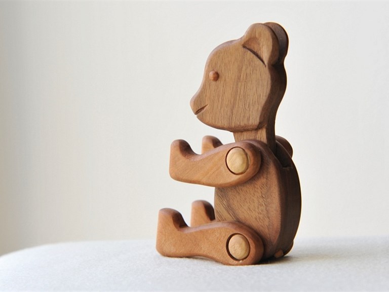 Teddy, der Bär:   Dieser Spielgefährte lässt keine Wünsche offen! Willig macht er jede Bewegun