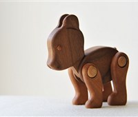 Teddy, der Bär:   Dieser Spielgefährte lässt keine Wünsche offen! Willig macht er jede Bewegun