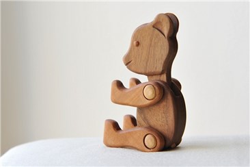 Teddy, der Bär:   Dieser Spielgefährte lässt keine Wünsche offen! Willig macht er jede Bewegun