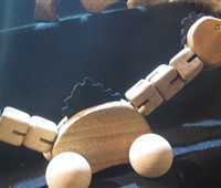 Drache:   Der voll bewegliche Drache!   Sein Körper besteht aus Nuss-Holz und er bew