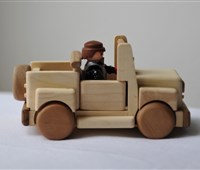 Jeepy, das Auto:       Ausgestattet mit Überrollbügel und groß genug um Spielzeugfiguren mitf