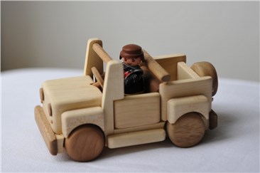 Jeepy, das Auto:       Ausgestattet mit Überrollbügel und groß genug um Spielzeugfiguren mitf