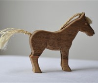 Fohlen:   Kleines Holzpferd mit Schweif und Mähne aus Sisal. Ein treuer Begleiter in a