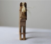 Fohlen:   Kleines Holzpferd mit Schweif und Mähne aus Sisal. Ein treuer Begleiter in a