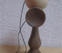 Kendama:   Kendama ist ein Geschicklichkeitsspiel aus Japan - nicht nur für Kinder!   