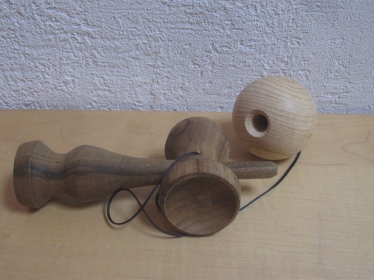 Kendama:   Kendama ist ein Geschicklichkeitsspiel aus Japan - nicht nur für Kinder!   