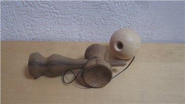 Kendama:   Kendama ist ein Geschicklichkeitsspiel aus Japan - nicht nur für Kinder!   